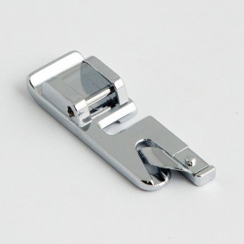 Лапка SINGER для подрубки 2 мм для машин с вертикальным челноком Лапка SINGER для подрубки 2 мм для машин с вертикальным челноком